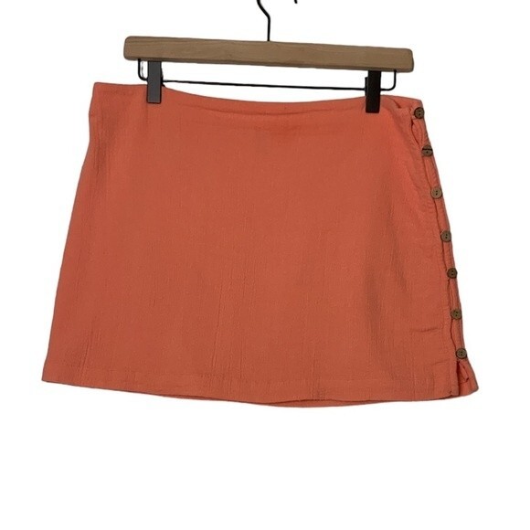 Free People 100% Cotton gauzy Mini skirt with detail wooden buttons. Size Medium - Picture 1 of 5